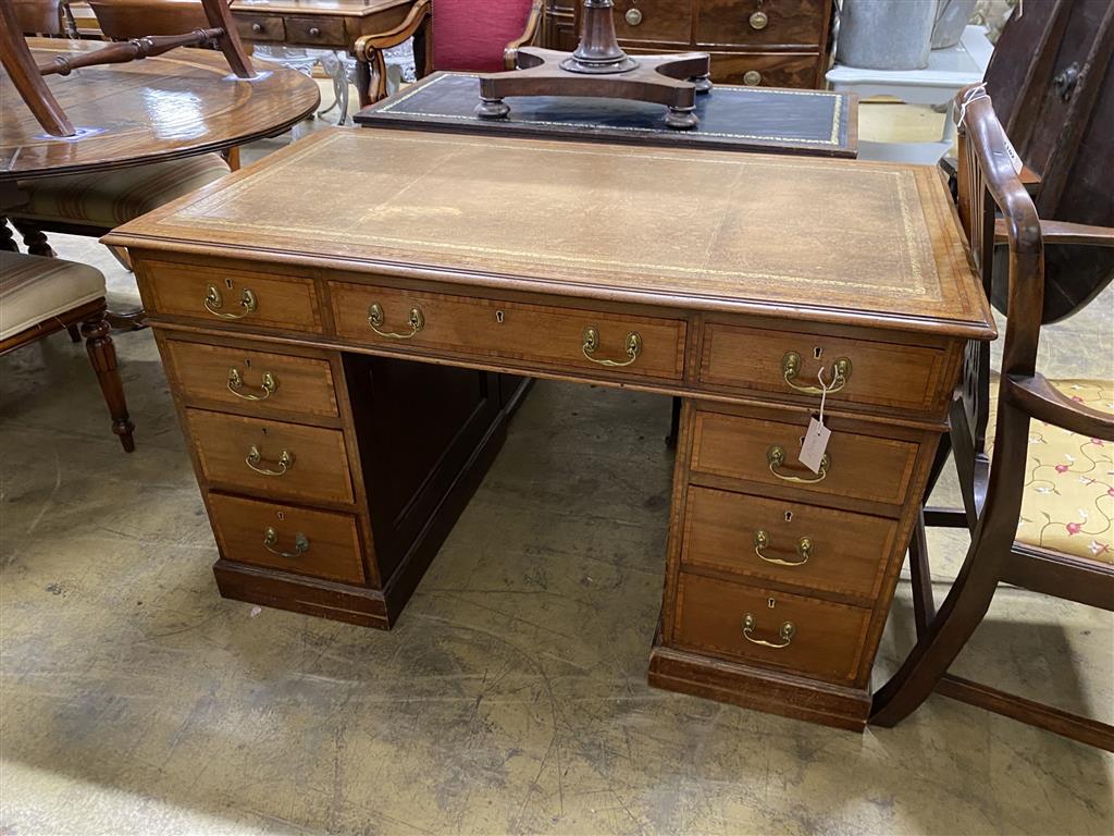 An Edwardian satinwood banded mahogany pedestal desk, length 122cm, depth 68cm, height 72cm